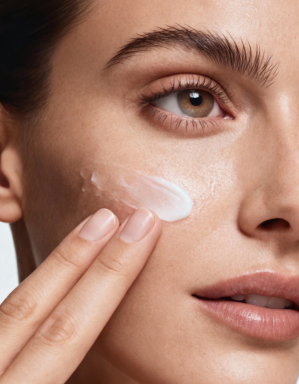 Model applying MD Ultimate White Serum – infographic shows step-by-step skin-brightening routine to target dark spots and uneven skin tone